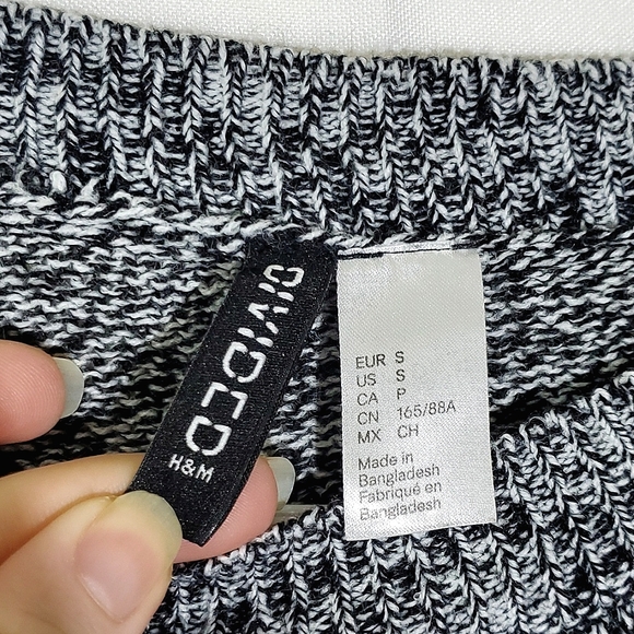 Divided by H&M Black and White Acrylic Knit Long Sleeve "Cropped" Sweater -Small - Picture 6 of 14